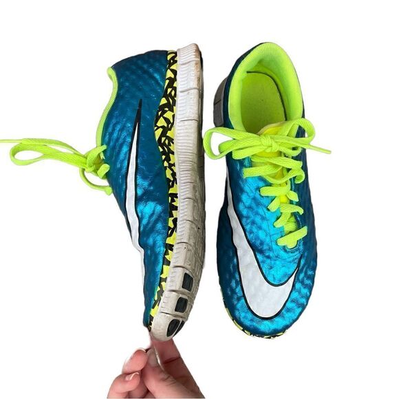 𝅺nike Metallic Blue and Neon Green Predator Shiny Sneakers - Picture 5 of 9